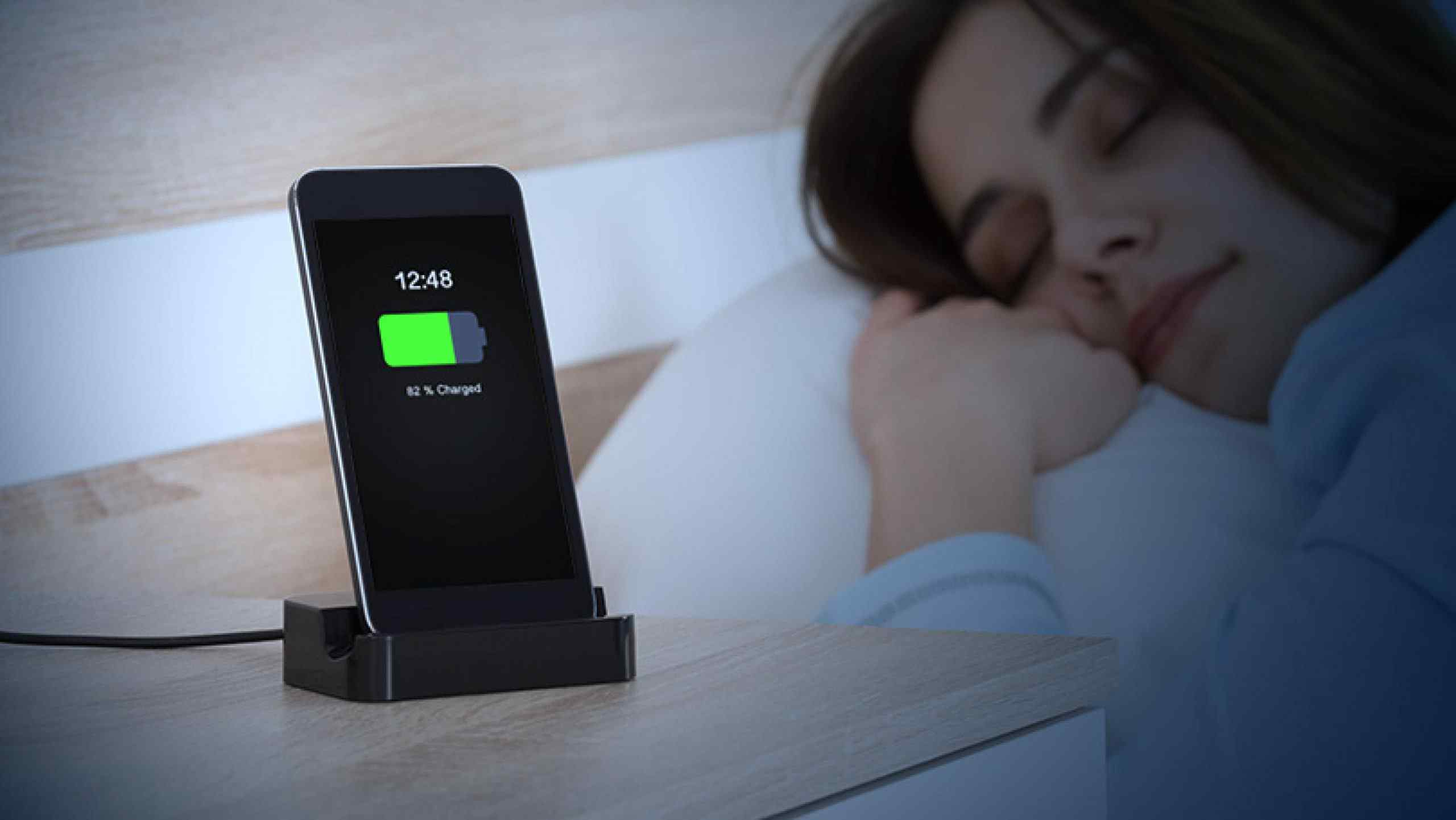  Rreziqet e fjetjes me celularin në rrymë gjatë natës