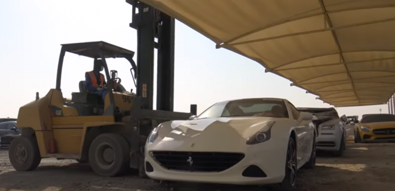  Dubai, veturat lukzose përfundojnë në mbeturina (Video)