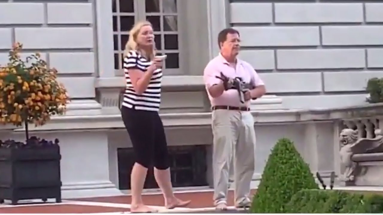  Video/ Protestuan përballë shtëpisë në SHBA, kryebashkiakja bashkë me burrin dalin me armë
