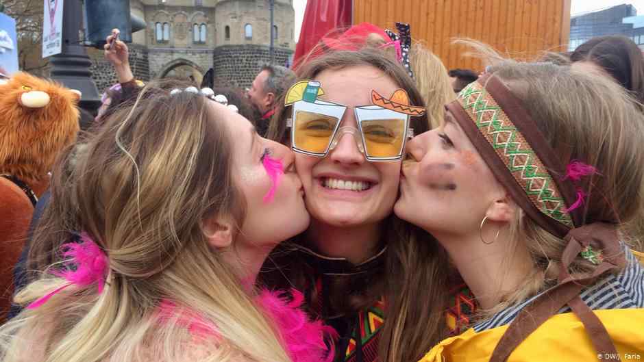  Puthje, festa dhe Corona-turbo në Ballkan