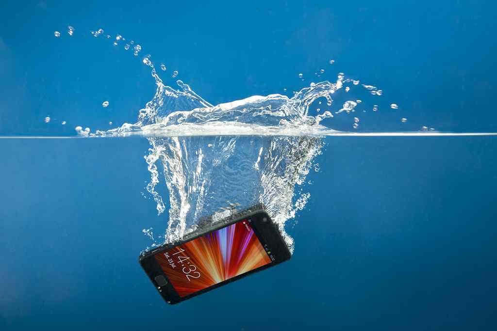  Këto janë veprimet që duhet t’i bëni nëse celulari ju bie në ujë