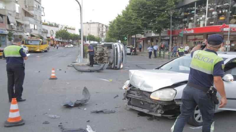  Aksident i rëndë, makina përmbyset në mes të Tiranës