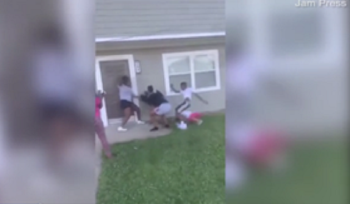  Nëna dhe vajza sulmohen barbarisht nga adoleshentët (Video)