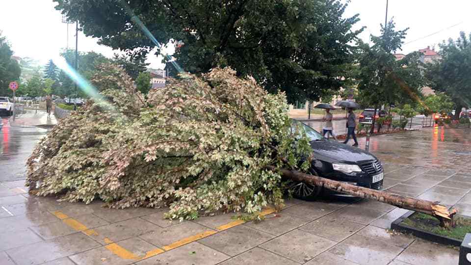  Erërat e forta shkaktojnë dëme në Prishtinë