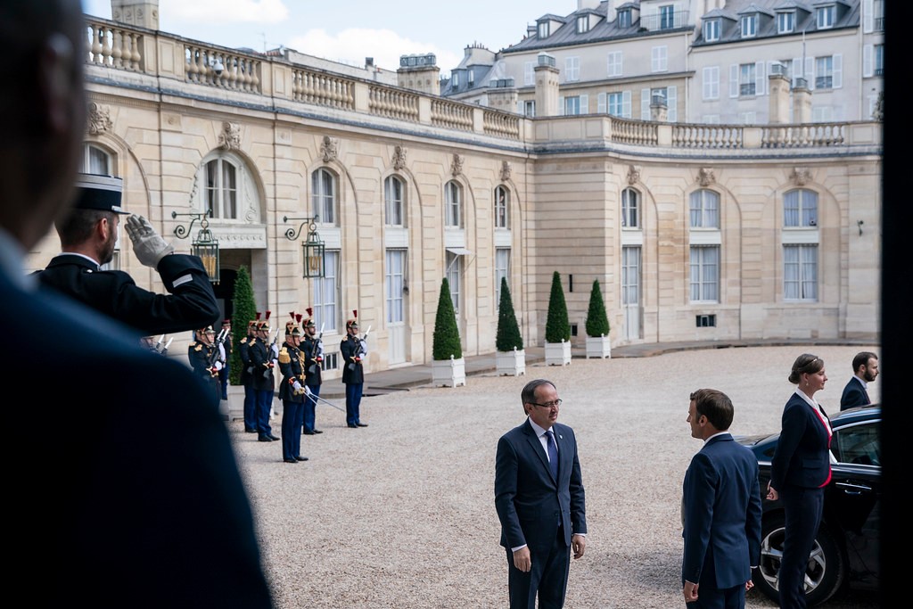  Hoti takon Macron: Franca e përkushtuar për dialogun me Serbinë