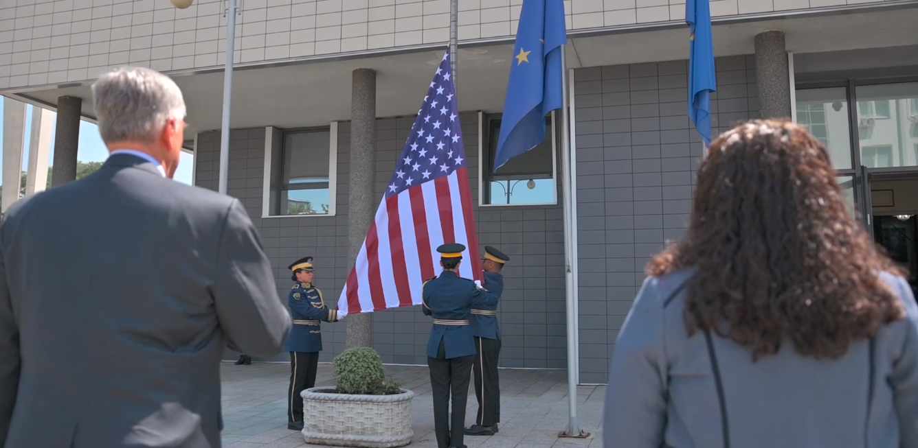  Osmani e Kosnett ngritin flamurin amerikan për Ditën e Pavarësisë së SHBA-së (Video)