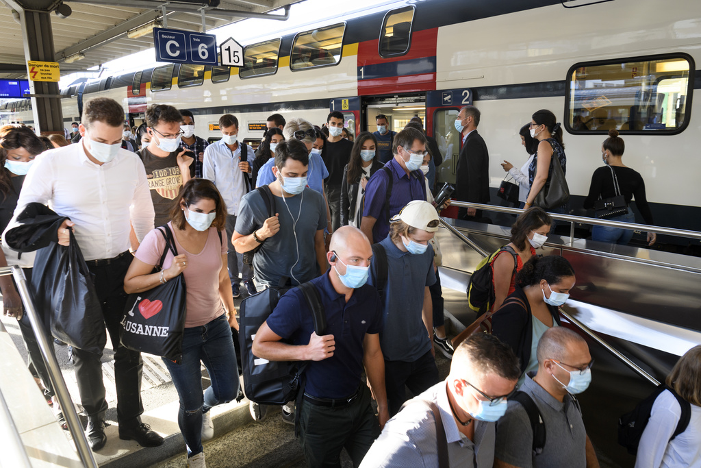 Zvicër: Në ditën e parë, 95% e udhëtarëve në transportin publik, me maska