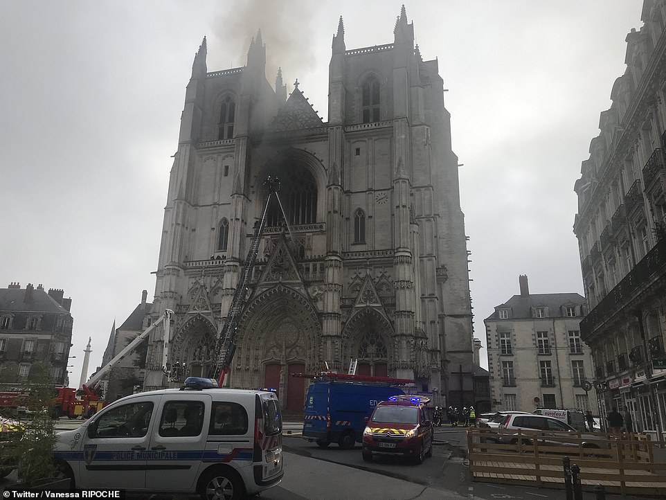  Pas Notre Dame, një tjetër katedrale në Francë përfshihet nga zjarri