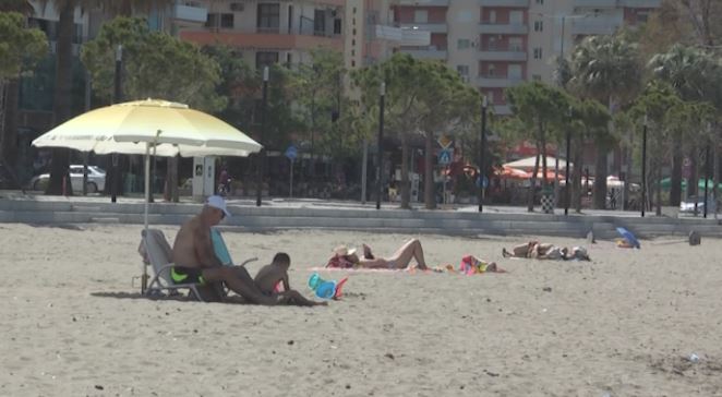  Plazhet publike nuk kanë kushte, pushuesit në Vlorë ankohen për papastërti
