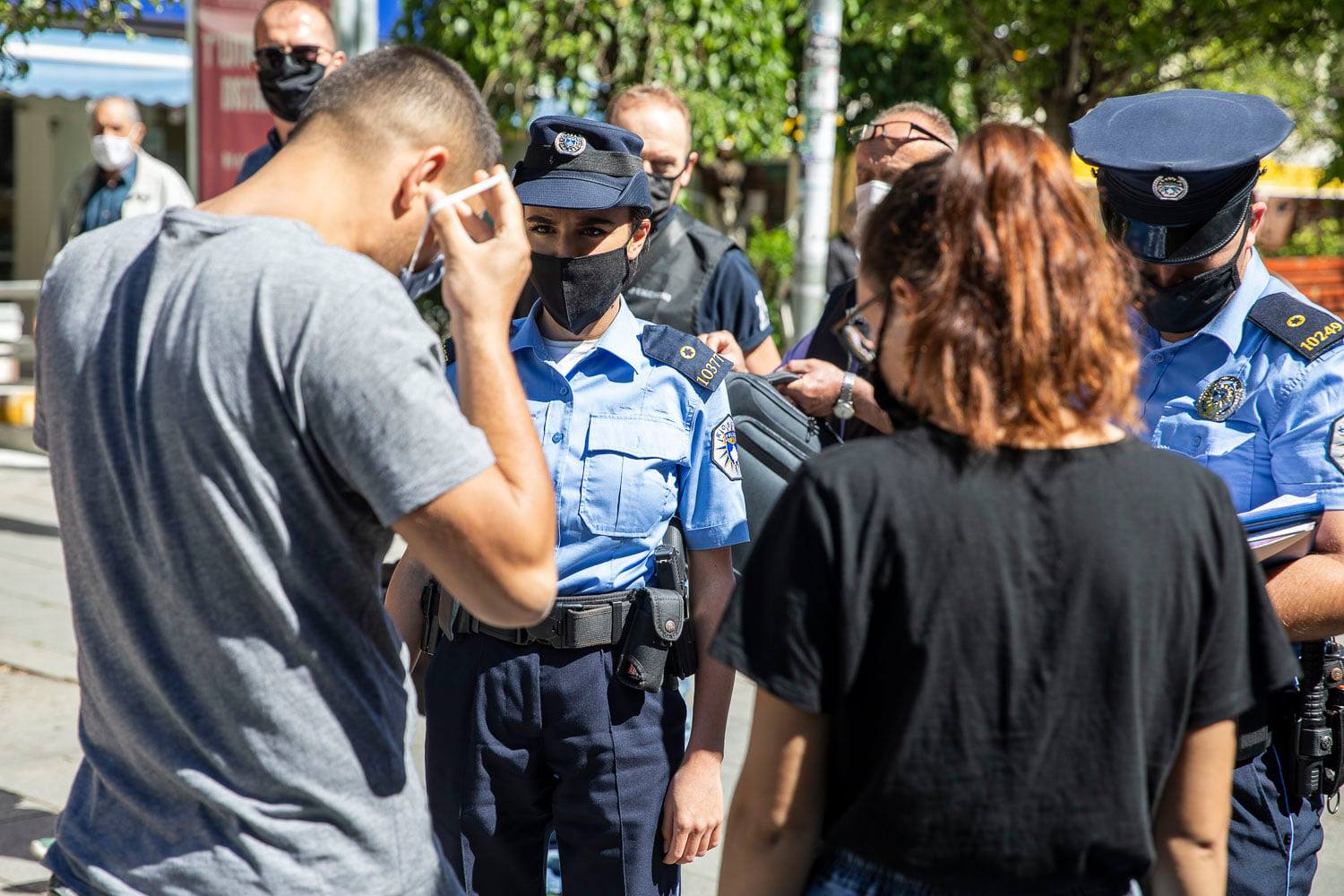  Policia në aksion rrugëve të Prishtinës: Maskat ose gjobat