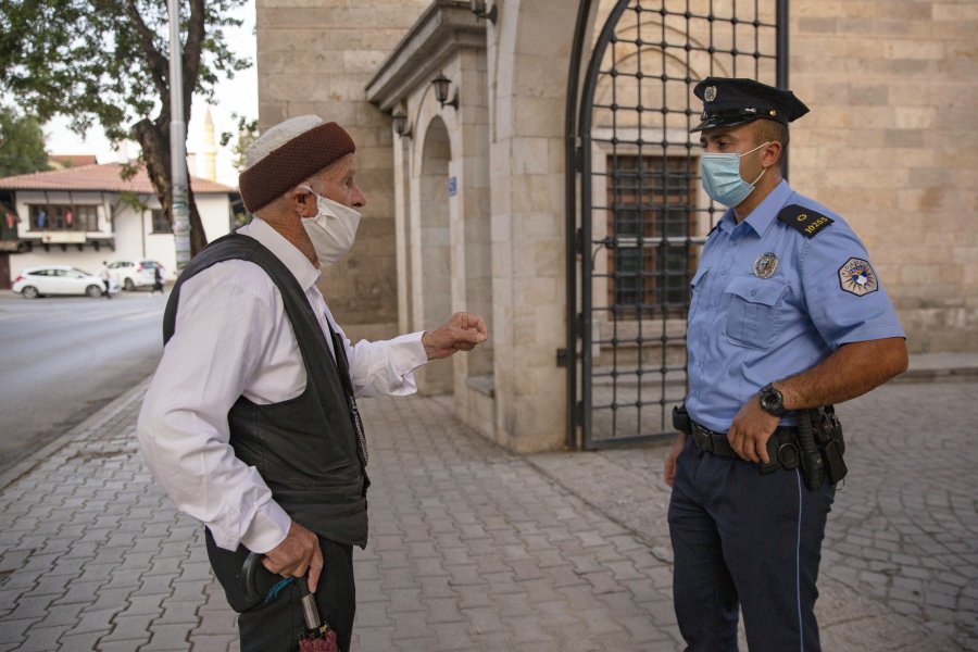  Policia kthen pas disa qytetarë që deshën të falen në xhami
