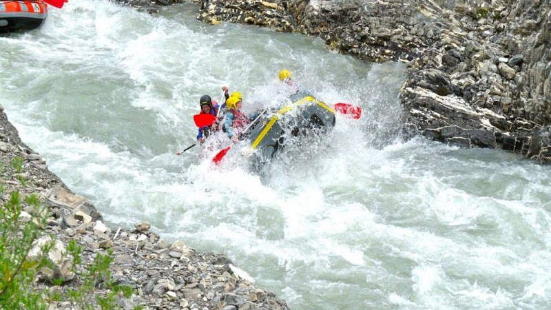  Mbytja e 18-vjeçarit në lumin Drini i Zi, të rinjtë bënin rafting, rrjedha e mori për 6 km
