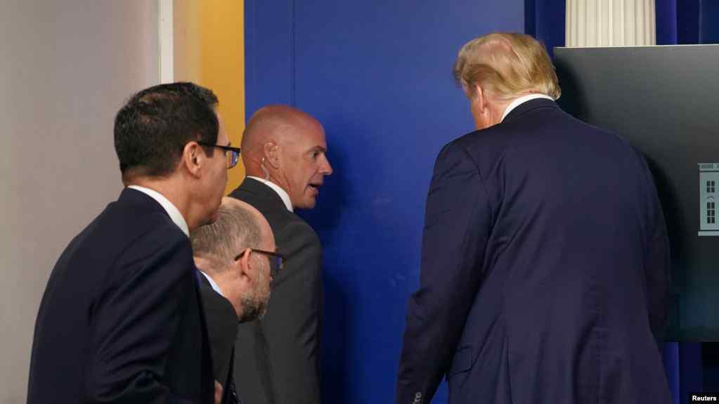  Presidenti Trump nxirret befasisht nga konferenca e shtypit, pas të shtënave pranë Shtëpisë së Bardhë