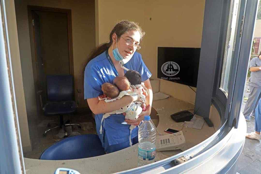  Flet autori i fotos së infermieres me tri foshnje: Kurrë s’kam parë një heroinë të tillë