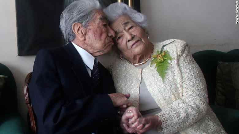  Çifti më i vjetër në botë kanë një moshë të kombinuar prej 214 vjet e 358 ditë.
