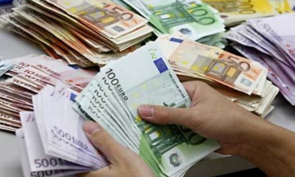  Fushë Kosovë: Shkon mysafire dhe i vjedh 12 mijë euro familjares