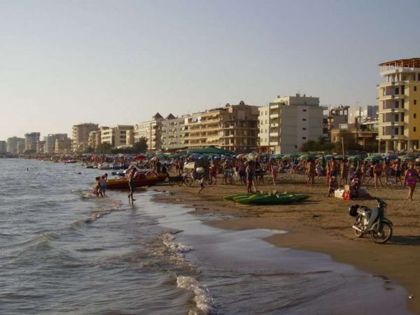  Durrës: Babë e bijë  mbyten në det