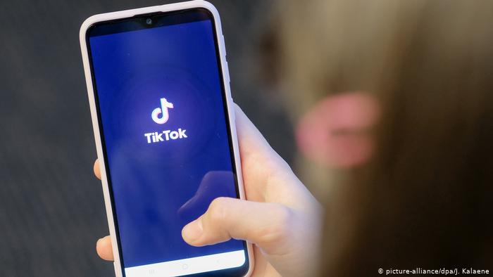  TikTok, Wechat & Co: si hyjnë spyware në smartphone?