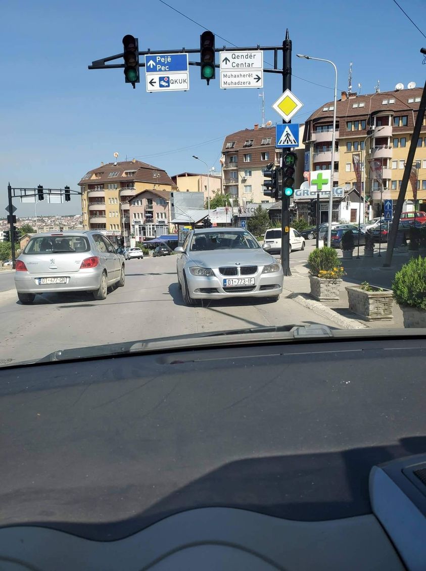  Çudi kosovare – Parkon veturën në semafora