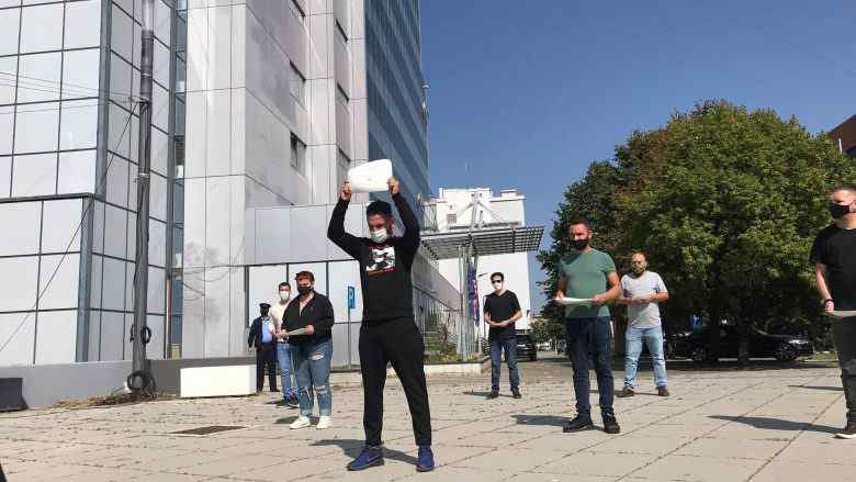  Protestojnë gastronomët, thyejnë pjata para Qeverisë së Kosovës