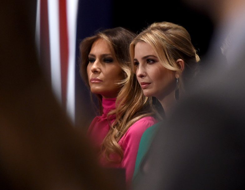 Debati presidencial: Veshjet e Melania dhe Ivanka Trump s’mund të ishin më ndryshe se kaq