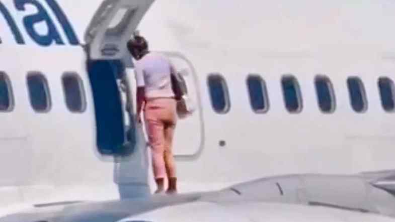  Momenti shokues kur kjo grua qëndron në krahun e aeroplanit bëhet viral