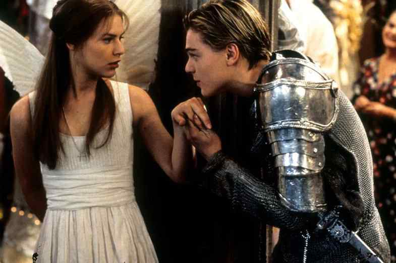  Si Romeo dhe Zhuljeta: Historia e çiftit që u dashuruan në karantinë, duke u parë nga ballkoni