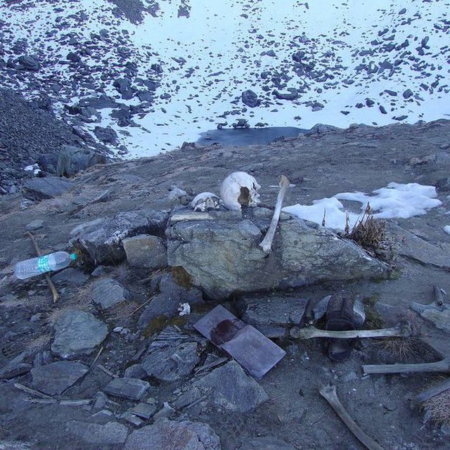  Misteri i liqenit plot me skelete njerëzore, 500 persona që vdiqën nga…