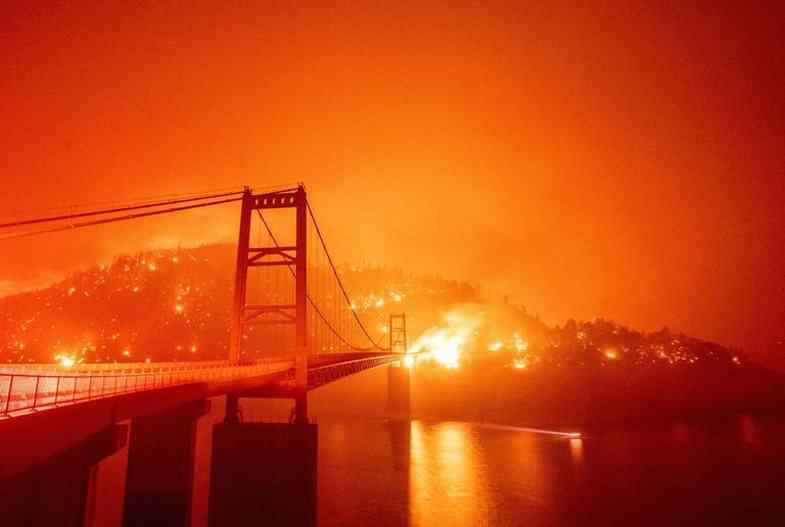  Zjarret në SHBA: Njerëzit i krahasojnë pamjet rrënqethëse me ‘fundin e botës’