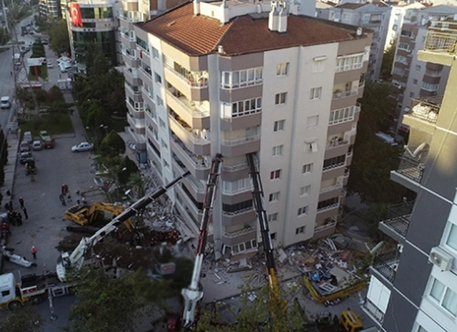  Tërmeti në Turqi, shihni si mbahet në “këmbë” pallati nga 3 vinça (FOTO)