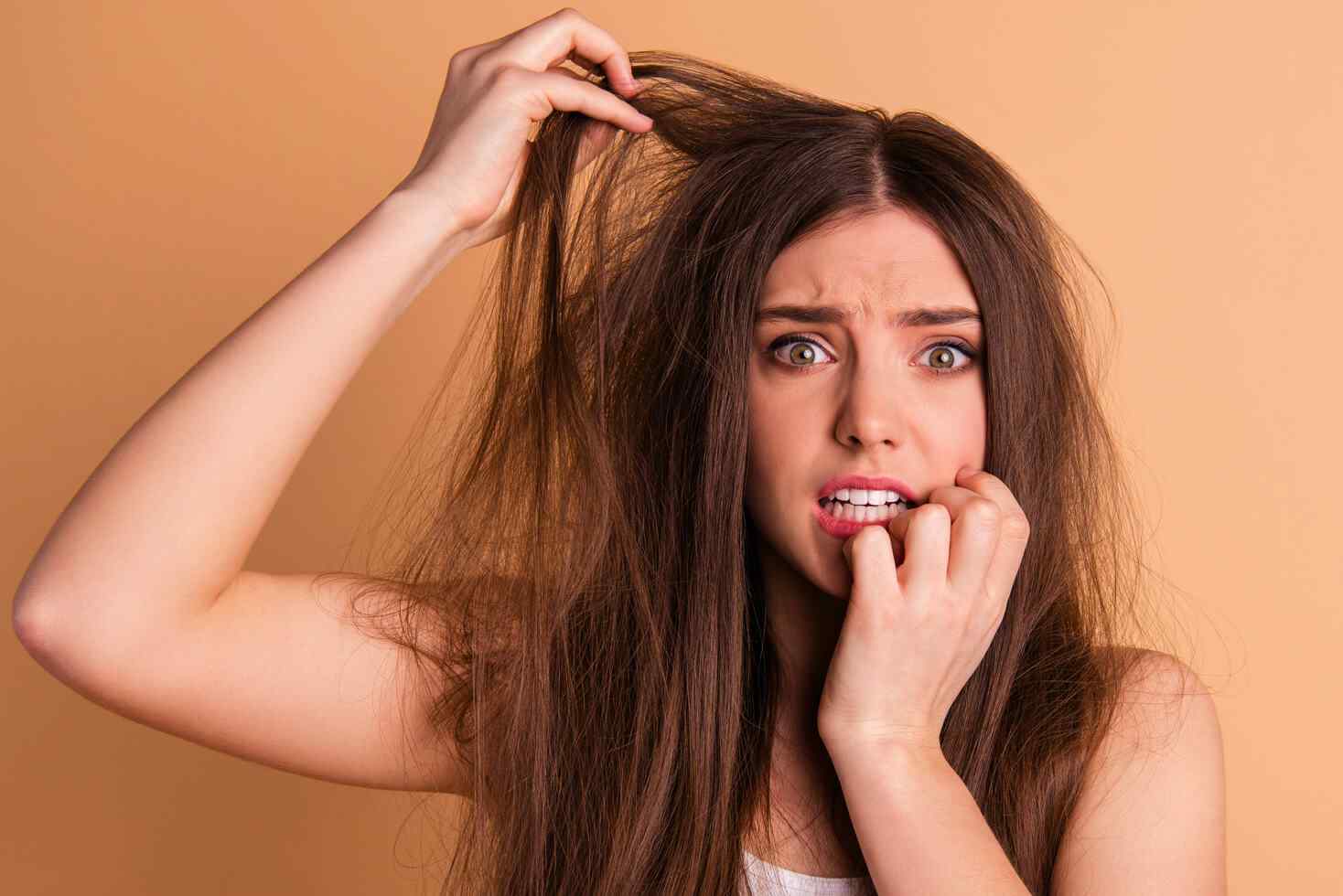  6 gabimet themelore që bëni kur lani flokët