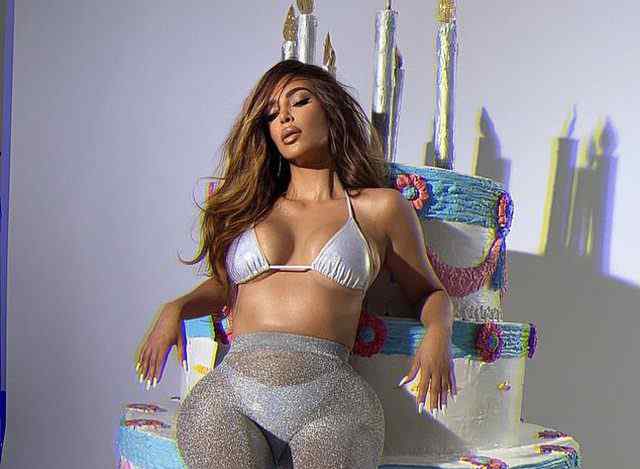  Kim Kardashian feston 40-vjetorin, futet e gjitha në “tortën e ditëlindjes” (FOTO)