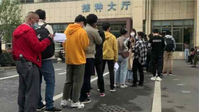  Kinezët në radhë para spitalit për të bërë vaksinën kundër koronavirusit