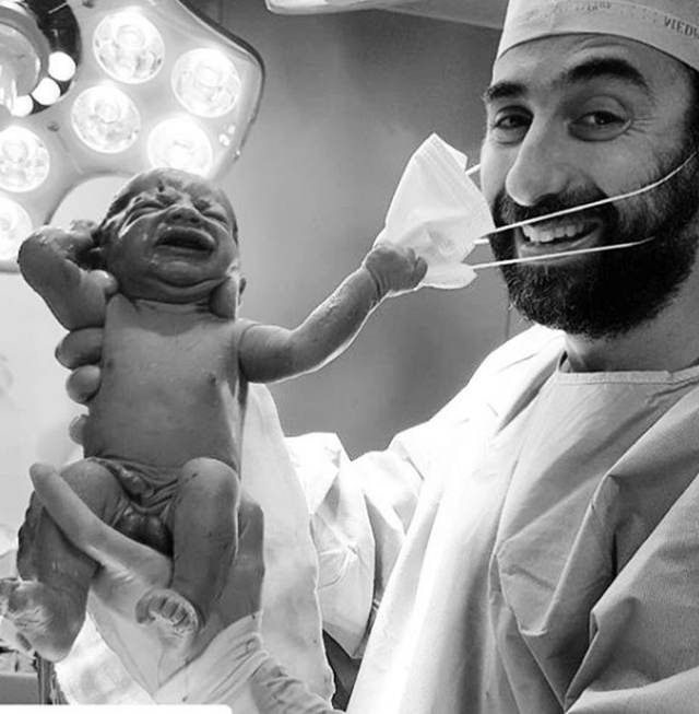  Foshnja e porsalindur i heq maskën mjekut, fotot që po bëjnë xhiron e botës