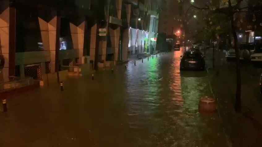  VIDEO/ Shiu përmbyt Durrësin dhe Vlorën, uji rrezikon të hyjë dhe në disa banesa
