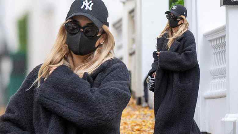  Pas spekulimeve për fejesë, Rita Ora shihet e vetme në Londër duke shëtitur në ftohtësinë e vjeshtës