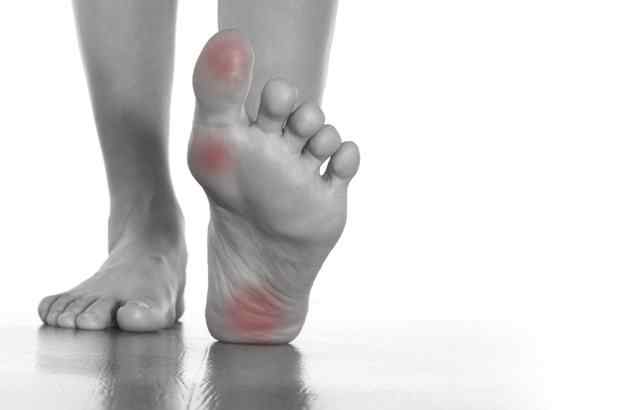  Lehtësoni dhimbjen e këmbëve me këto 7 mënyra të thjeshta
