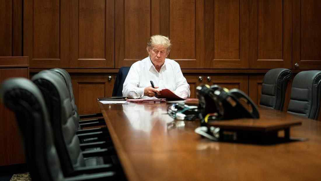  “Nuk pushon kurrë”, Shtëpia e Bardhë poston foto të Donald Trump duke punuar nga spitali