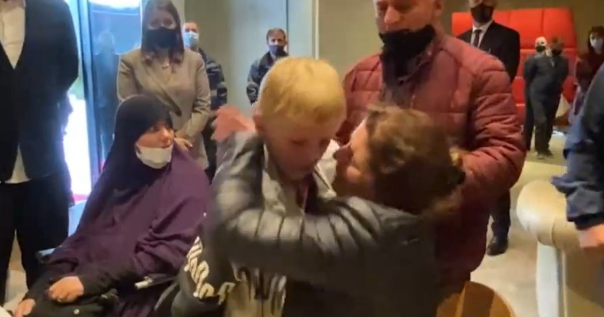  Takimi drithërues i Endri Dumanit me nënën e tij, për herë të parë pas 6 vitesh
