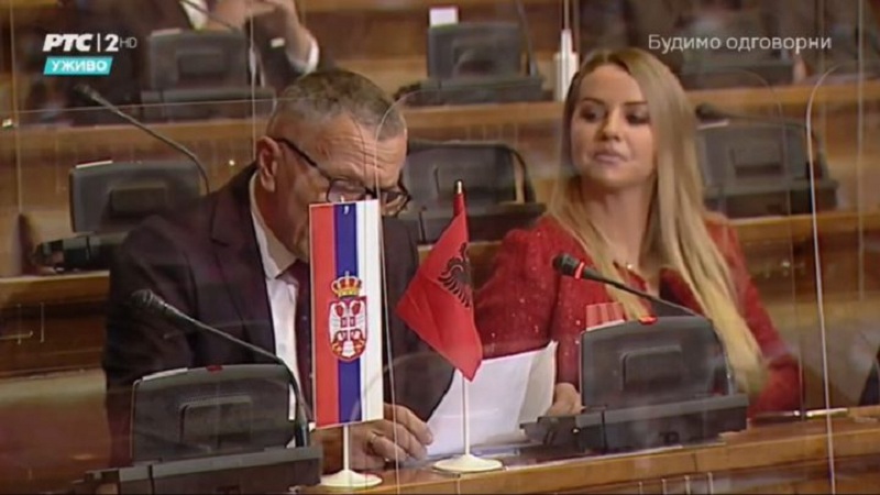  Shaip Kamberi nxjerr flamurin shqiptar në mes të kuvendit serb