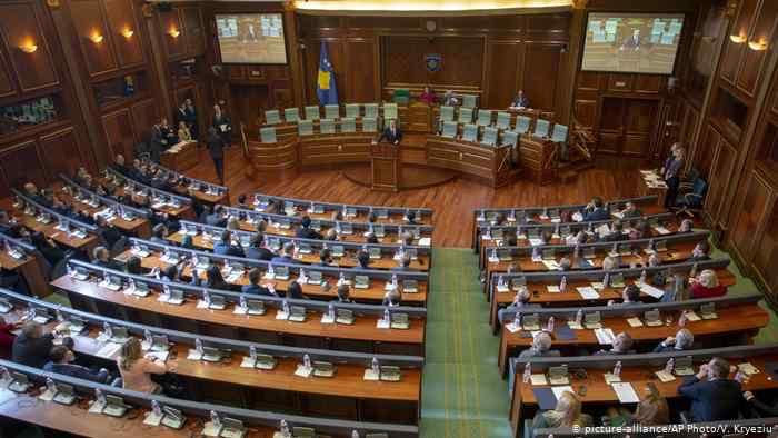 Kuvendi me rregullore të re: Do  t’u zbritet paga bazë deputetëve që mungojnë në seanca