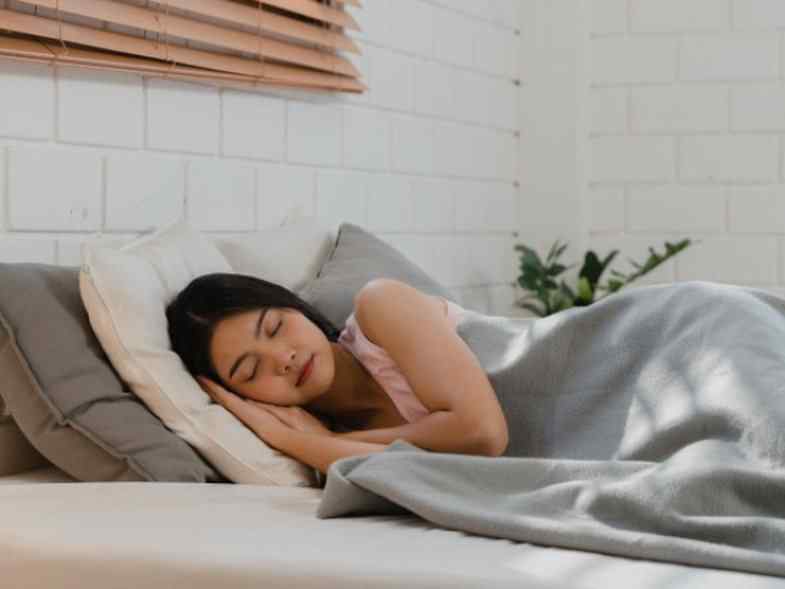  5 arsye pse duhet të flini brenda një dhome të ftohtë