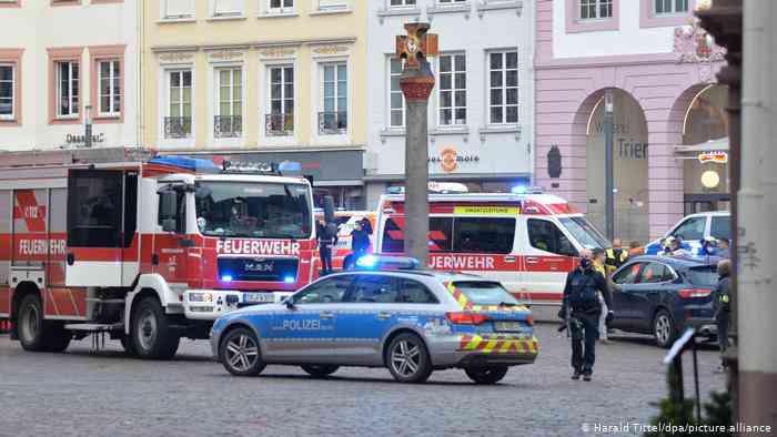  Makina futet mes këmbësorëve në qytetin gjerman, dy të vdekur
