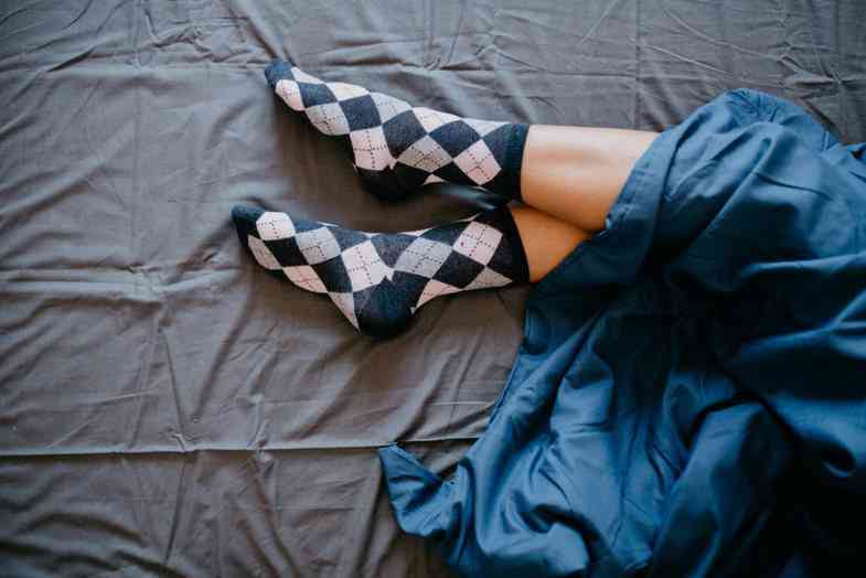 Përfitimet (e çuditshme) të të fjeturit me çorape gjatë natës