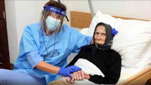  Gjyshja 99-vjeçare mposht Covid pas 3 javësh në spital