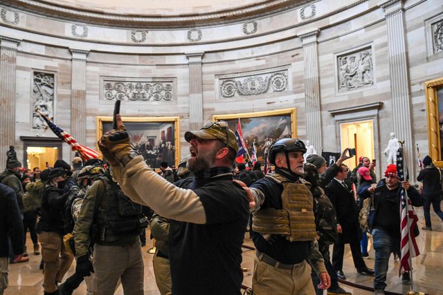  ‘Pushtohet’ Kongresi, protestues pro-Trump hyjnë në ndërtesë (FOTO)