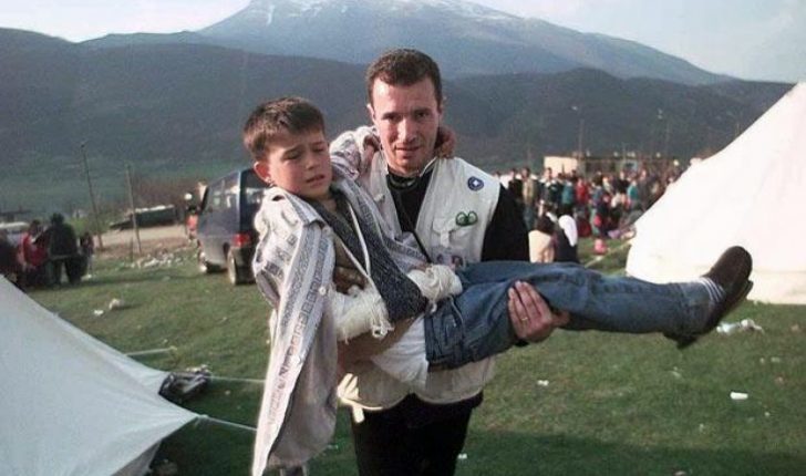  22 vjetori i masakrës në Gjakovë, historia e 10 vjeçarit që pa vdekjen e 21 familjarëve