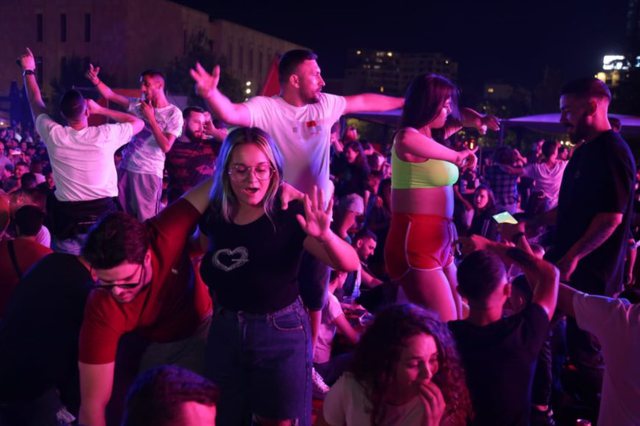  FOTOT/ Alkool dhe kërcim mbi tavolina, tifozët britanikë “tërbohen” në sheshin “Skënderbej” në Tiranë
