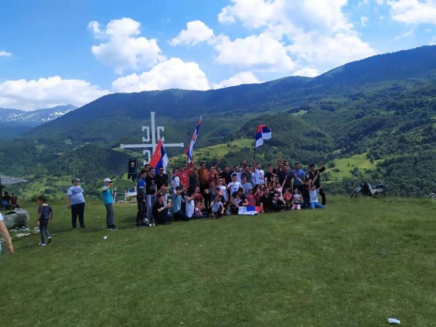  Serbët në Malet e Sharrit me flamuj, kryq e “katër S”