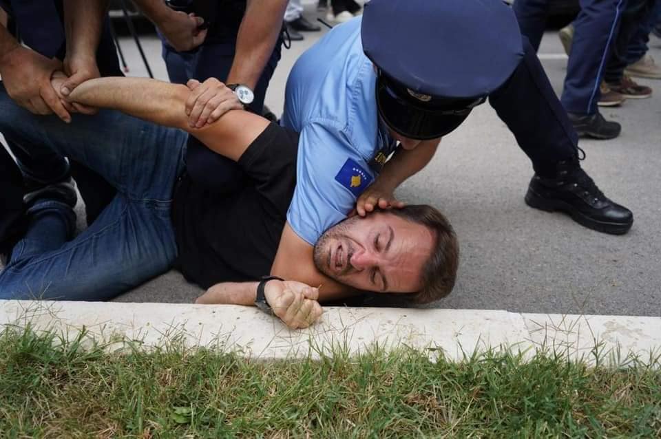  PSD-ja në aksion, Policia arreston Dardan Molliqajn me akstivistët e tij
